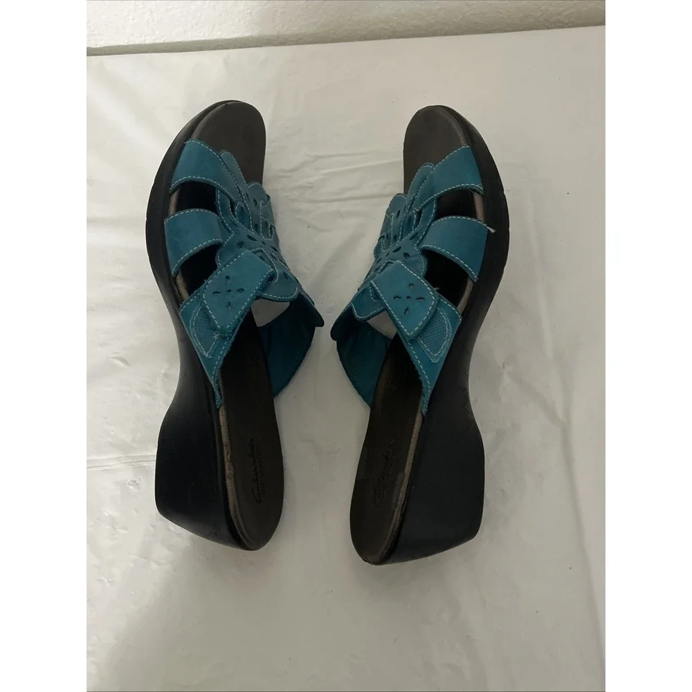 CLARKS Artisan Leather Floral 2.25 Wedge Teal Sandals Sz 11 Adjustable Comfort